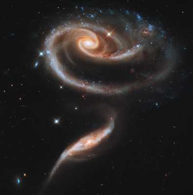 Par de galaxias Arp 273 interactuando con forma de rosa.