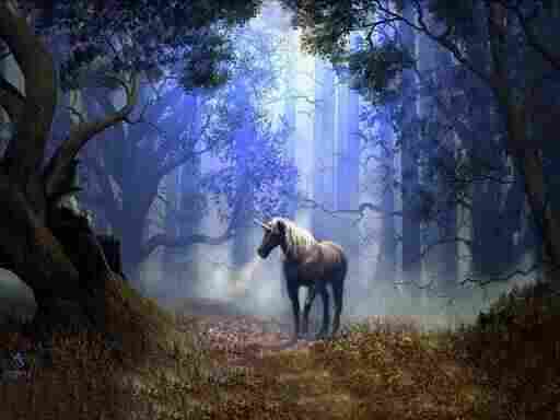 Unicornio en el bosque con luz de fondo entre los árboles.