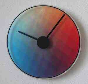 Horloge avec des couleurs.