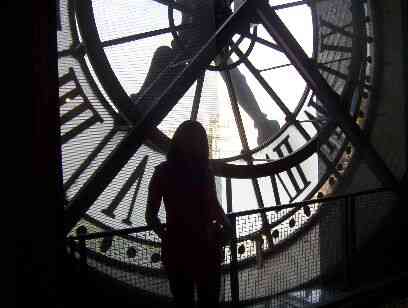 Silhouette féminine sombre sur l'horloge du musée d'Orsay.