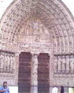 Entrada principal de la catedral de Notredame - París.