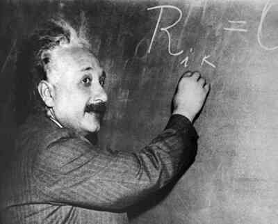 Albert Einstein escribiendo en una pizarra.