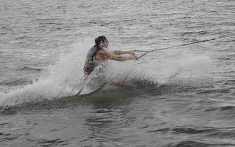 Una persona che scia in acqua con energia.
