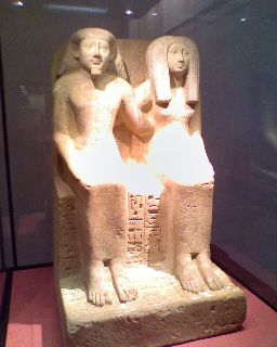 Estátua de um par de escribas sentados do Egito, 1450 a.C.