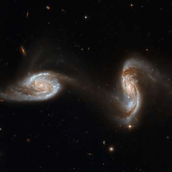 Galáxias em colisão NGC 6050 - NASA.