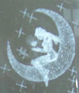 Desenho de uma jovem sentada na lua em crescente com fundo preto.